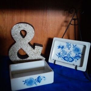 Elizabeth Arden Blue and White Jewelry Organizer Set